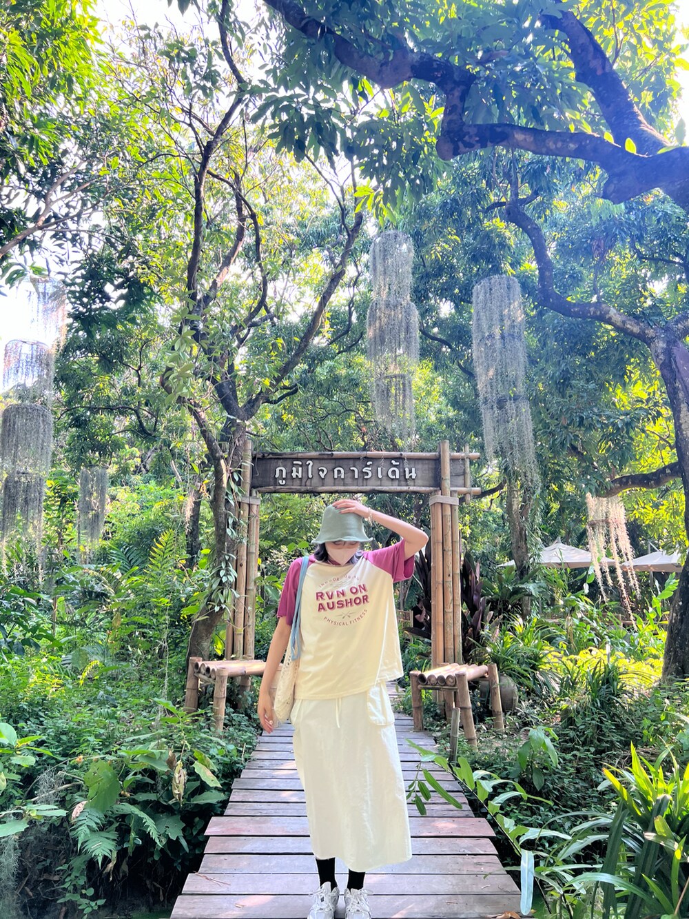 ホワイト系のスニーカーを着用したレディースの冬コーディネートの3枚目の写真