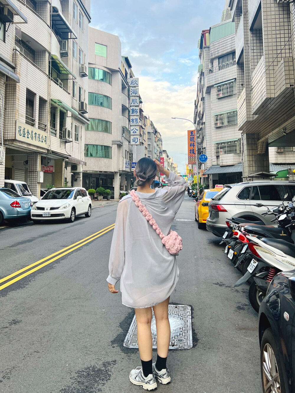 ブルー系のキャミソール、シルバー系のスニーカーを着用したレディースの夏コーディネートの4枚目の写真