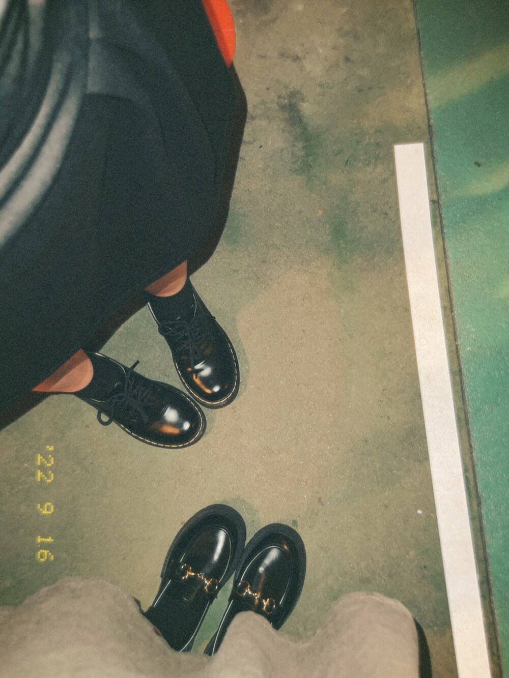 グリーン系のショルダーバッグ、ブラック系のドレスシューズを着用したレディースの秋コーディネートの4枚目の写真