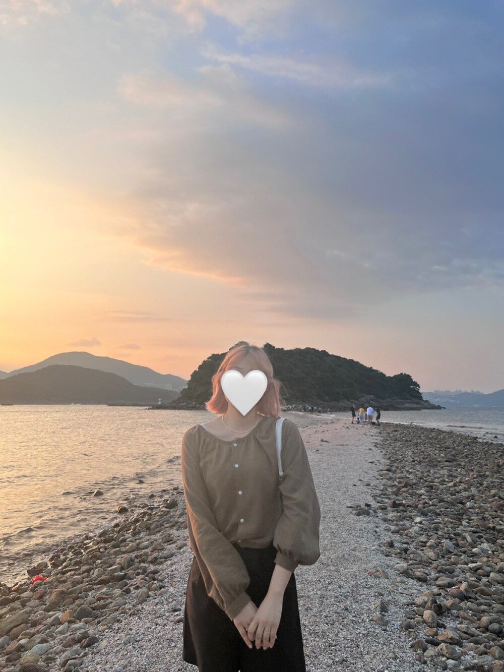 ブラック系のドレスシューズを着用したレディースの秋コーディネートの2枚目の写真