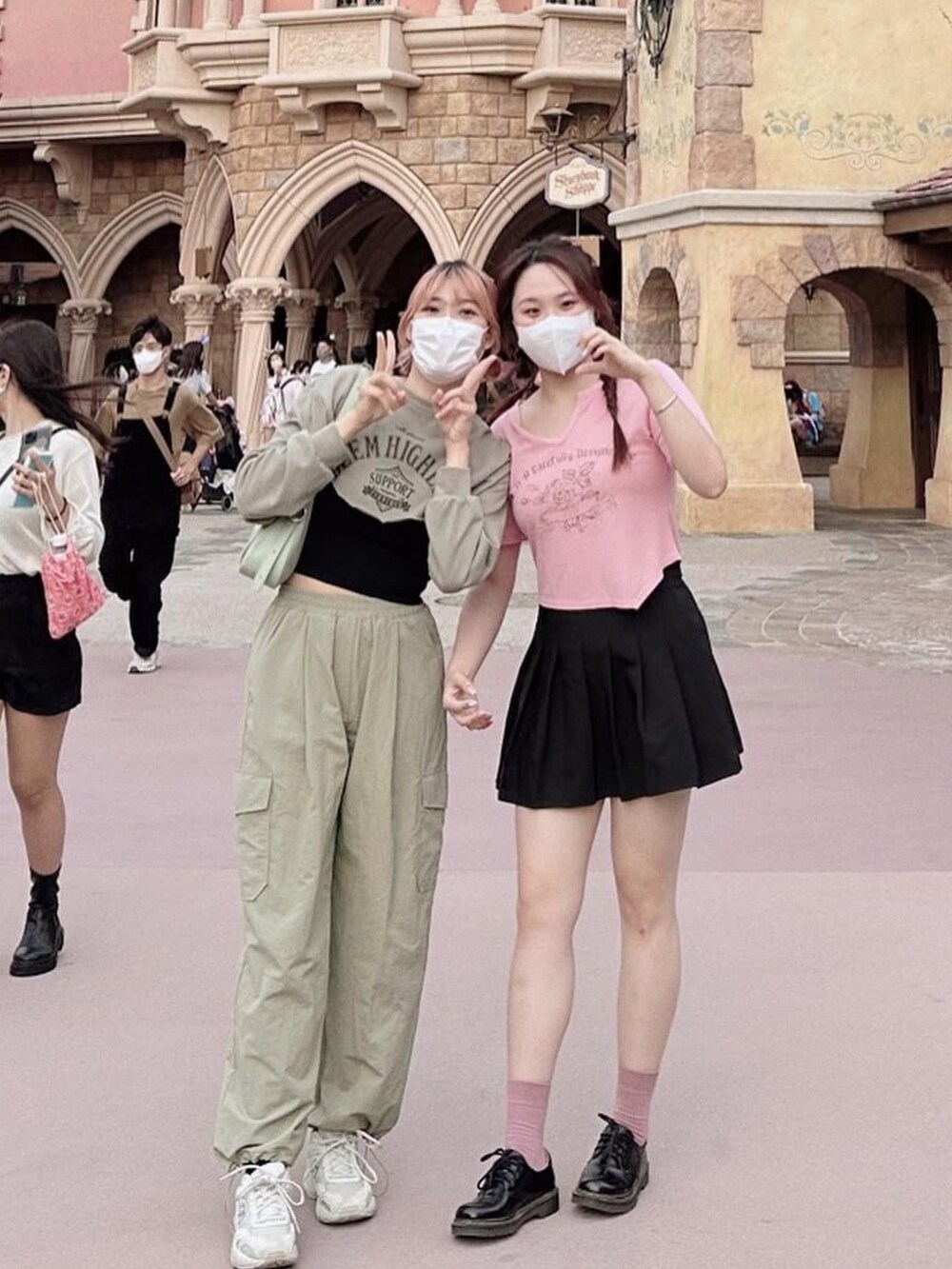 グリーン系のショルダーバッグ、グレー系のスニーカーを着用したレディースの秋コーディネートの2枚目の写真