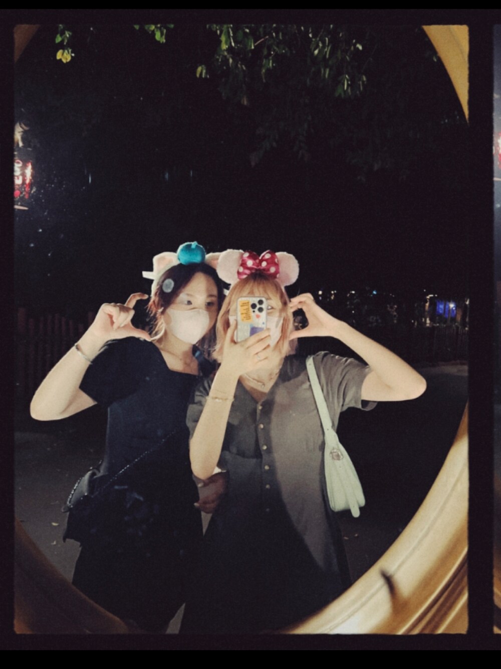 グリーン系のショルダーバッグ、ブラック系のドレスシューズを着用したレディースの秋コーディネートの5枚目の写真