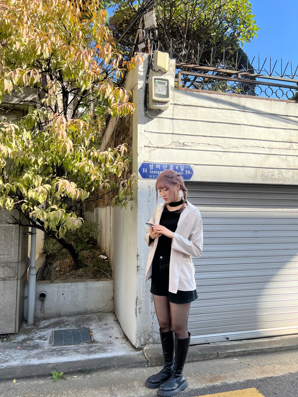 ブラック系のスラックスを着用したレディースの秋コーディネートの5枚目の写真