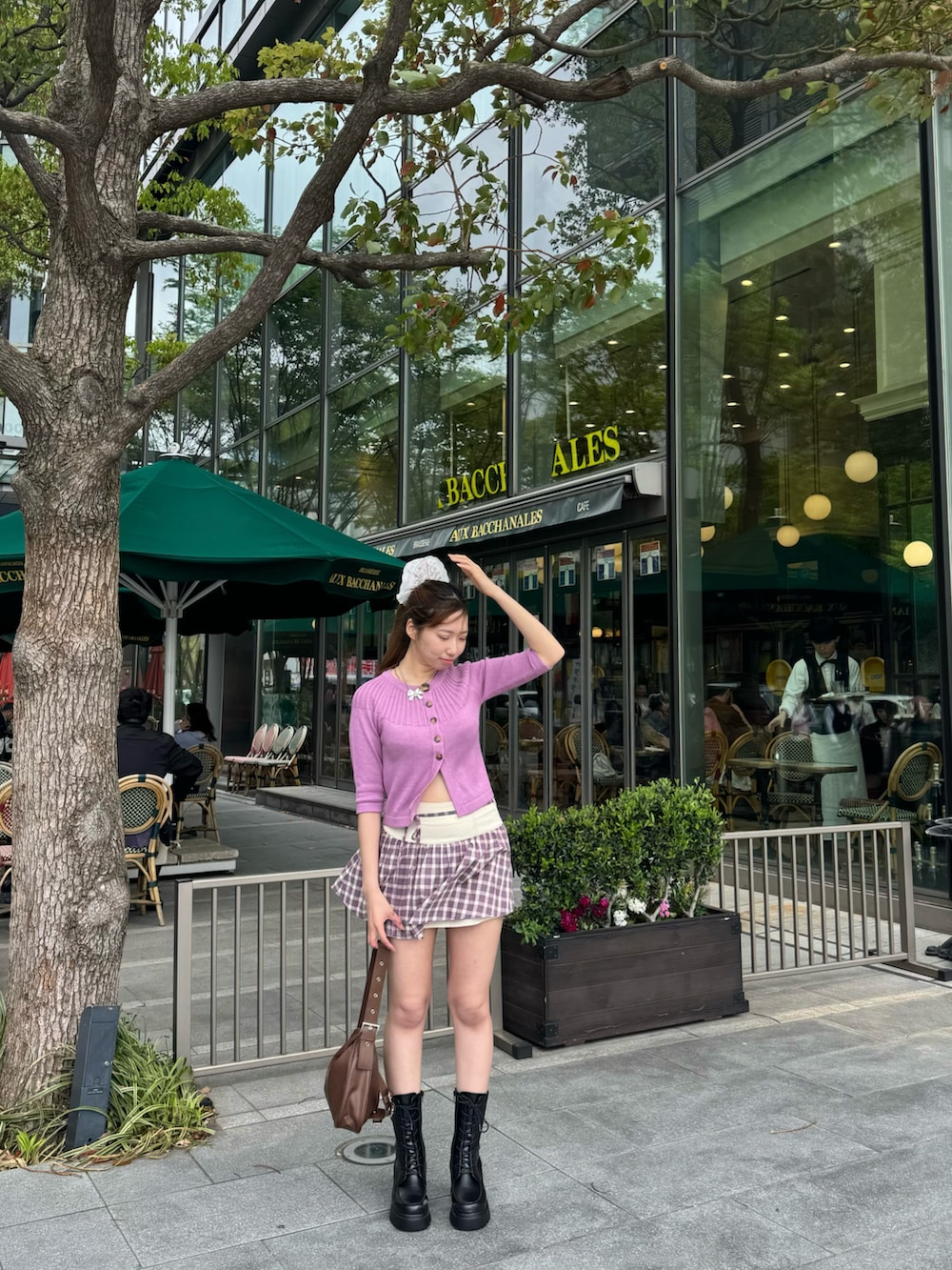 ピンク系のカーディガン/ボレロ、グレー系のスカート、ブラック系のブーツを着用したレディースの夏コーディネートの5枚目の写真