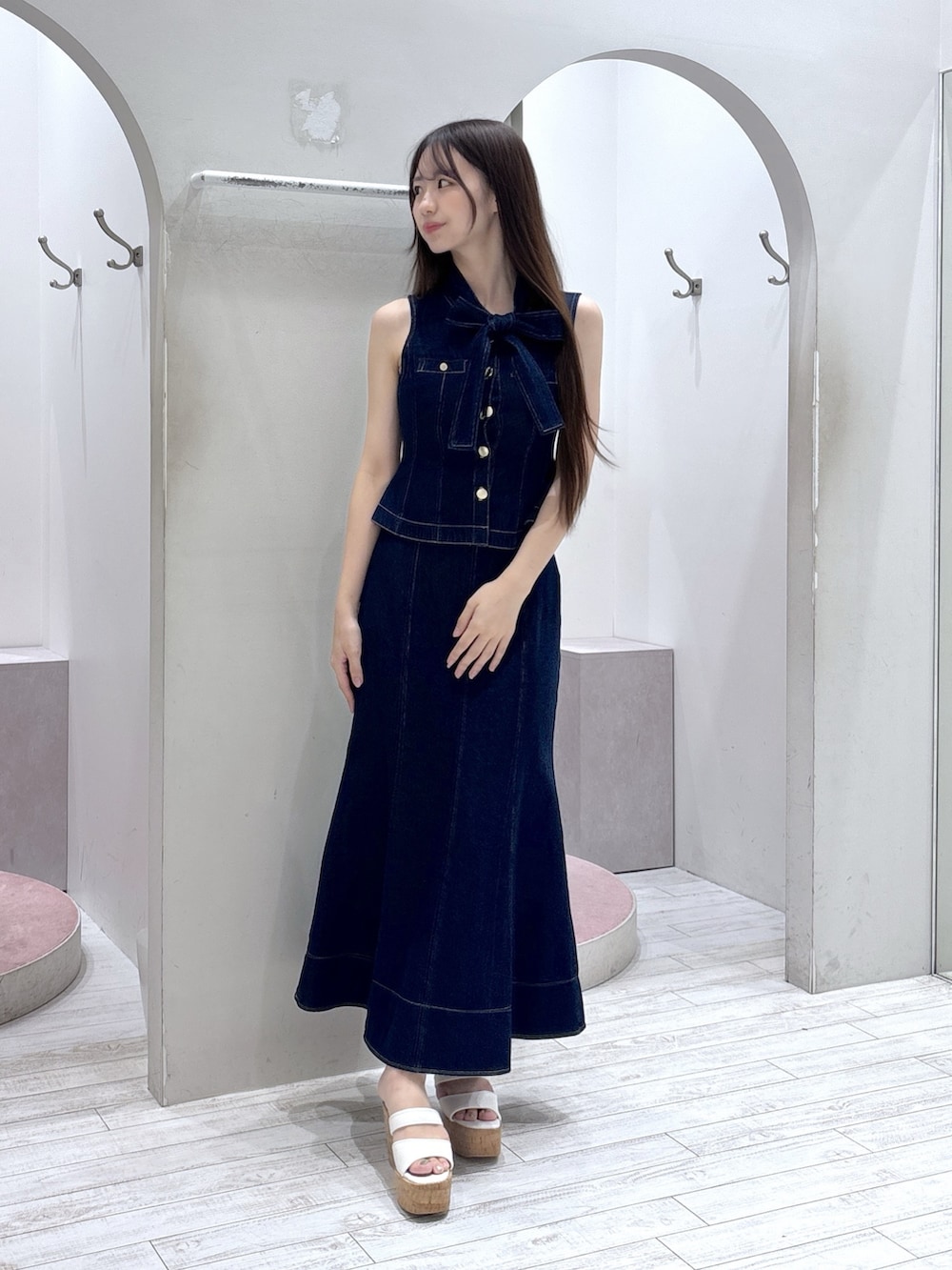 ブルー系のシャツ/ブラウス、ブルー系のスカート、ホワイト系のサンダルを着用したレディースの夏コーディネートの2枚目の写真