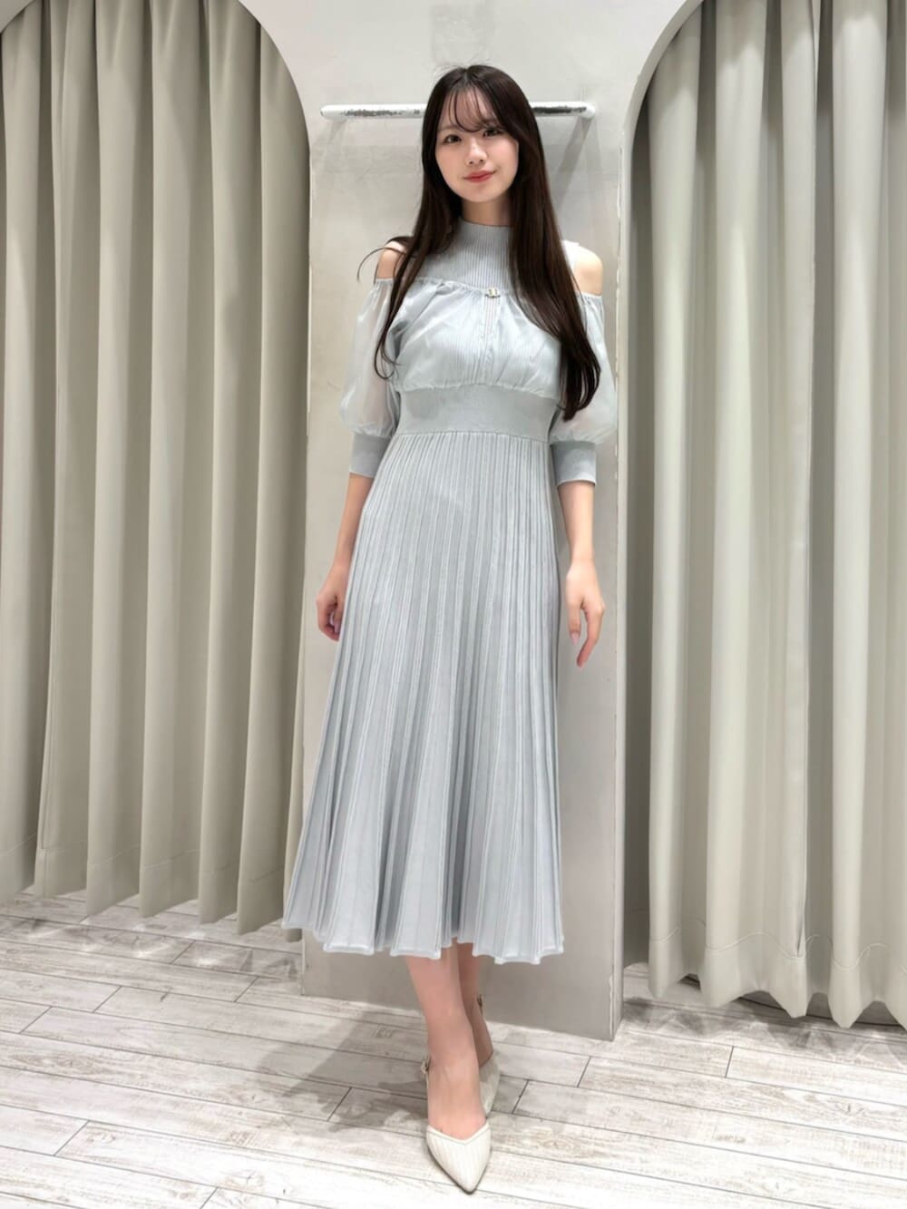 ホワイト系のパンプス、グレー系のワンピース、ホワイト系のトレンチコートを着用したレディースの春コーディネートの7枚目の写真