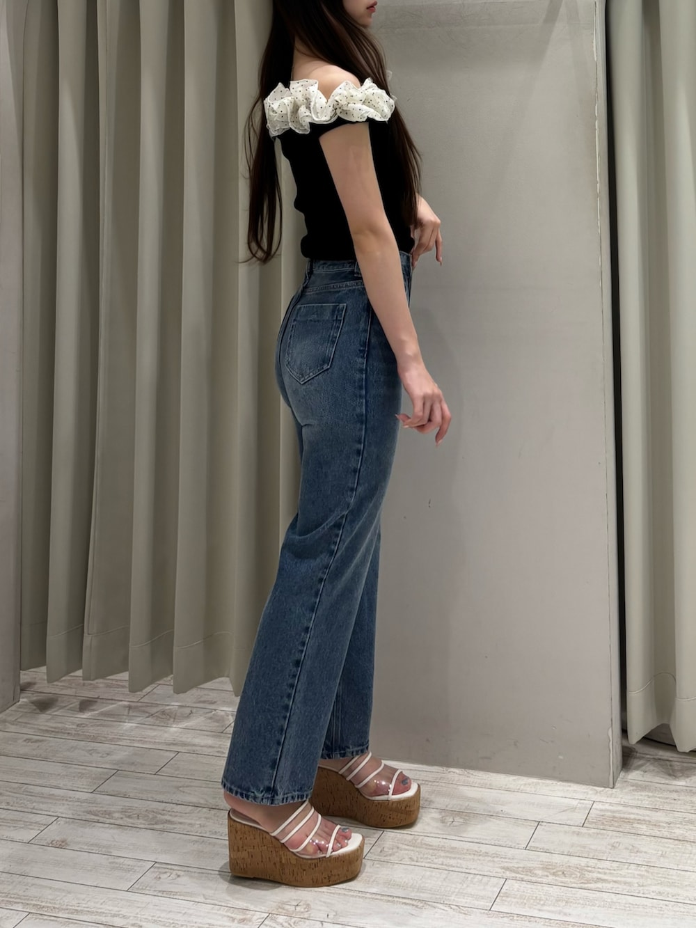 ブルー系のデニムパンツ、その他のニット/セーター、その他のサンダルを着用したレディースの春コーディネートの4枚目の写真