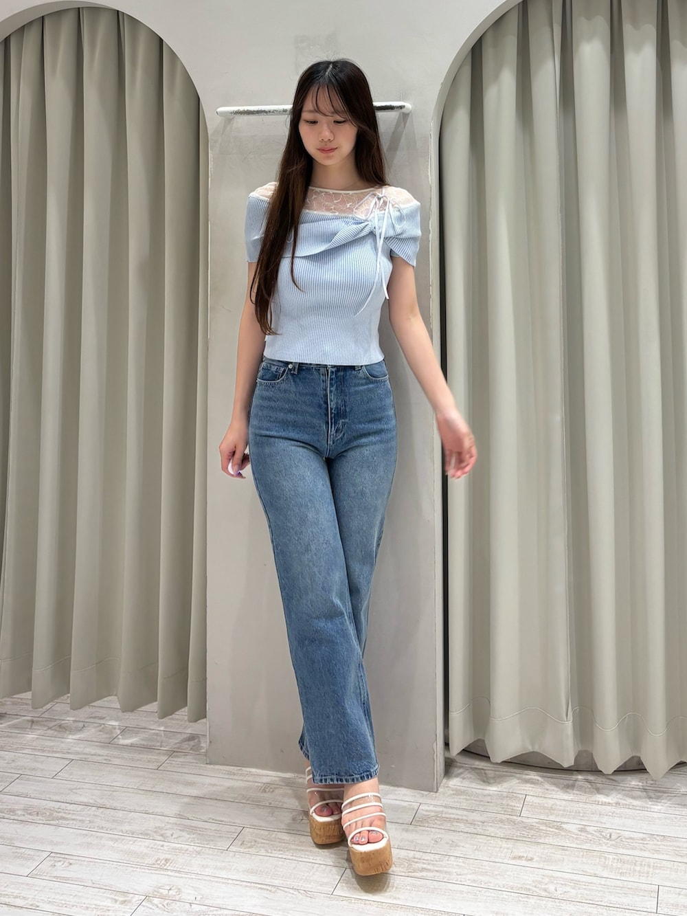 ブルー系のデニムパンツ、ブルー系のニット/セーター、その他のサンダルを着用したレディースの春コーディネートの2枚目の写真