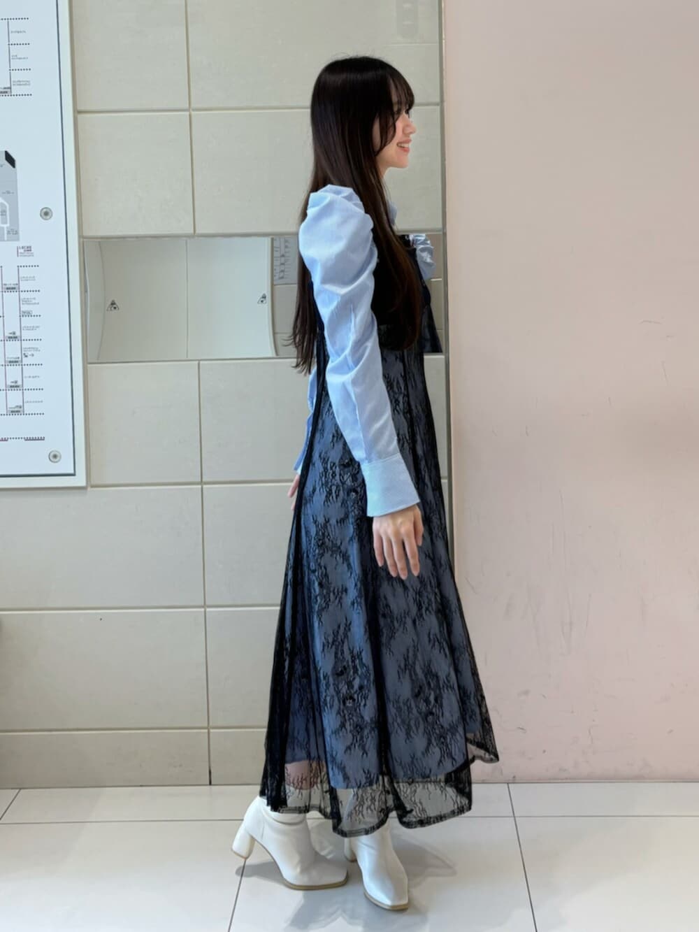 ホワイト系のブーツ、ブルー系のワンピースを着用したレディースの冬コーディネートの5枚目の写真