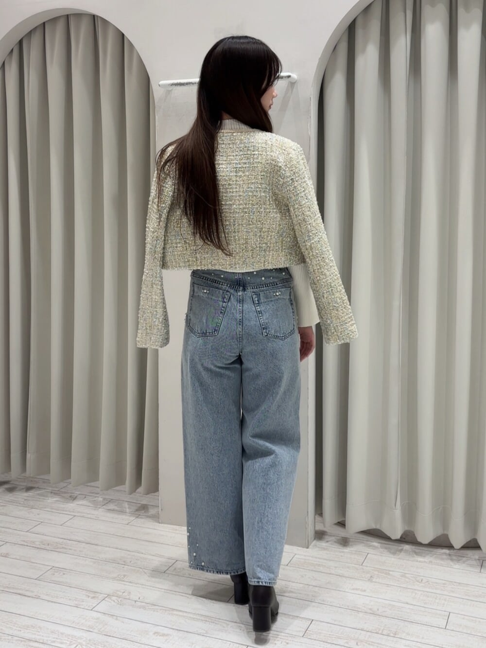 ブラウン系のブーツ、ホワイト系のニット/セーター、グリーン系のテーラードジャケットを着用したレディースの冬コーディネートの5枚目の写真