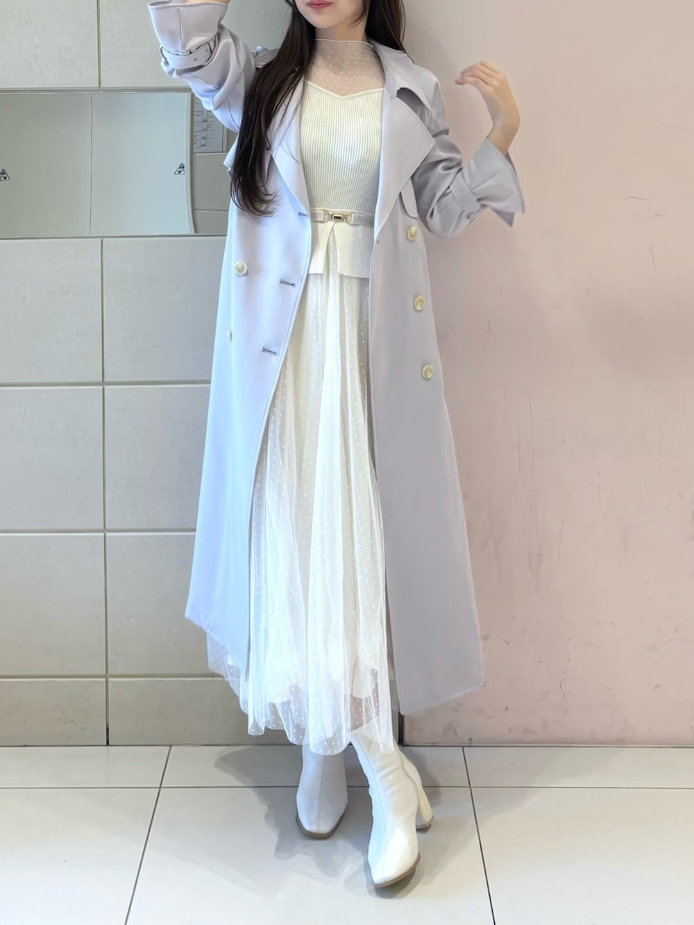 ホワイト系のワンピース、パープル系のトレンチコート、ホワイト系のブーツを着用したレディースの冬コーディネートの5枚目の写真