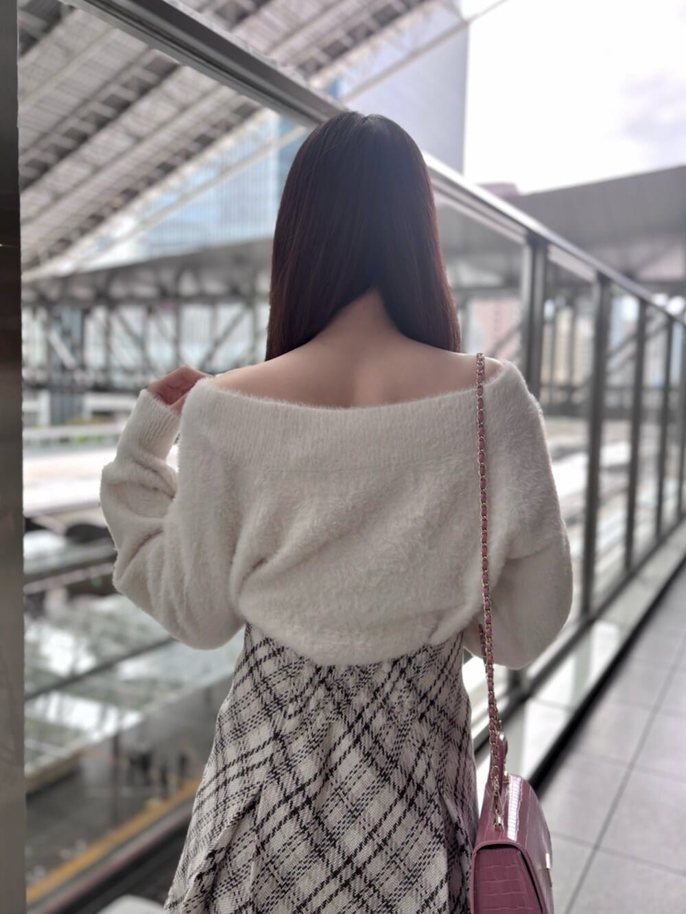 ホワイト系のその他アウター、ホワイト系のその他パンツ、ブラウン系のブーツを着用したレディースの秋コーディネートの7枚目の写真