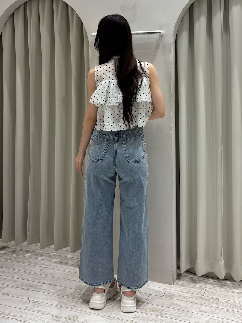 その他のシャツ/ブラウス、ブルー系のデニムパンツ、ホワイト系のサンダルを着用したレディースの夏コーディネートの5枚目の写真