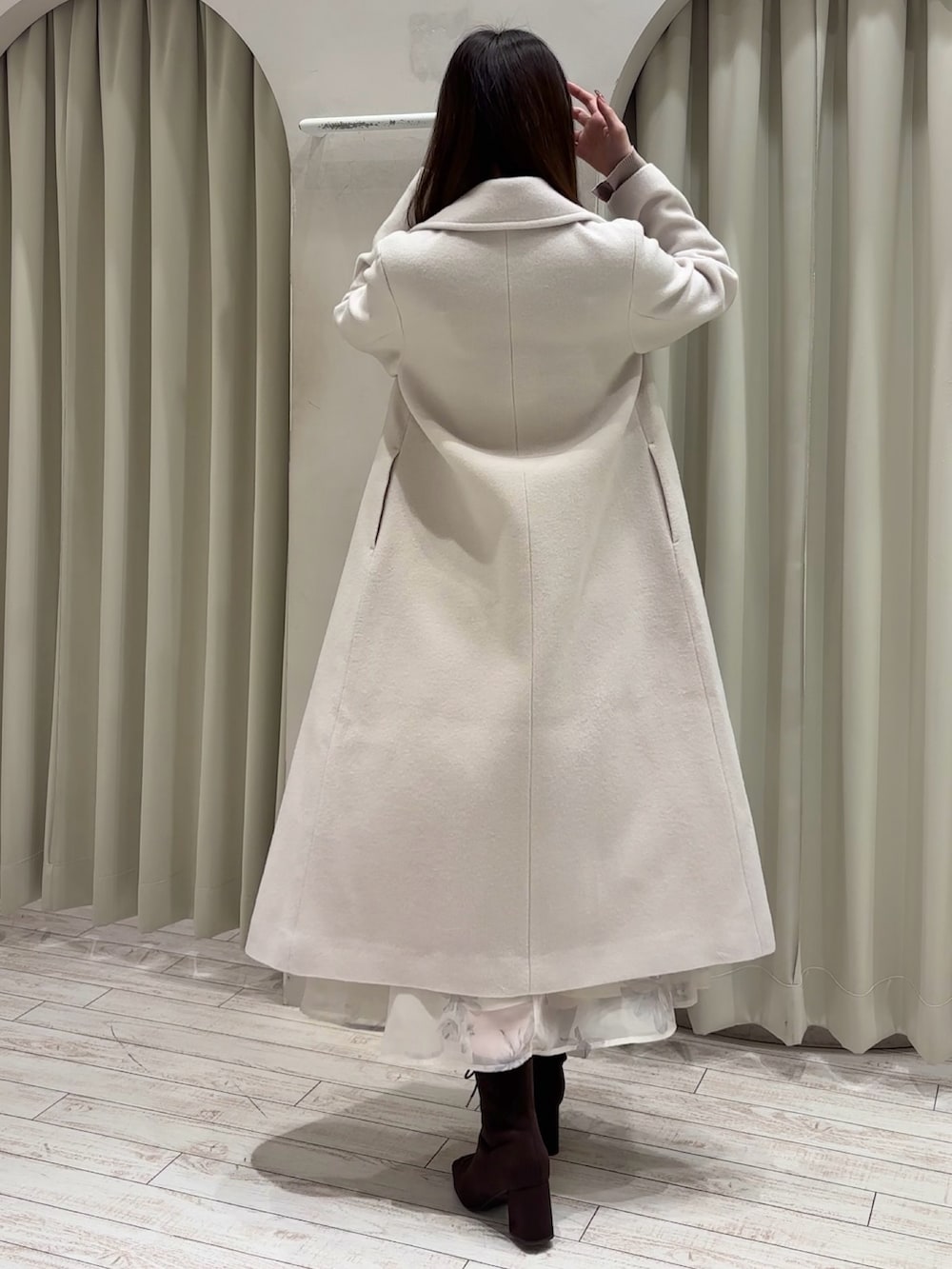 ベージュ系のワンピース、ホワイト系のショルダーバッグ、ホワイト系のチェスターコートを着用したレディースの秋コーディネートの7枚目の写真