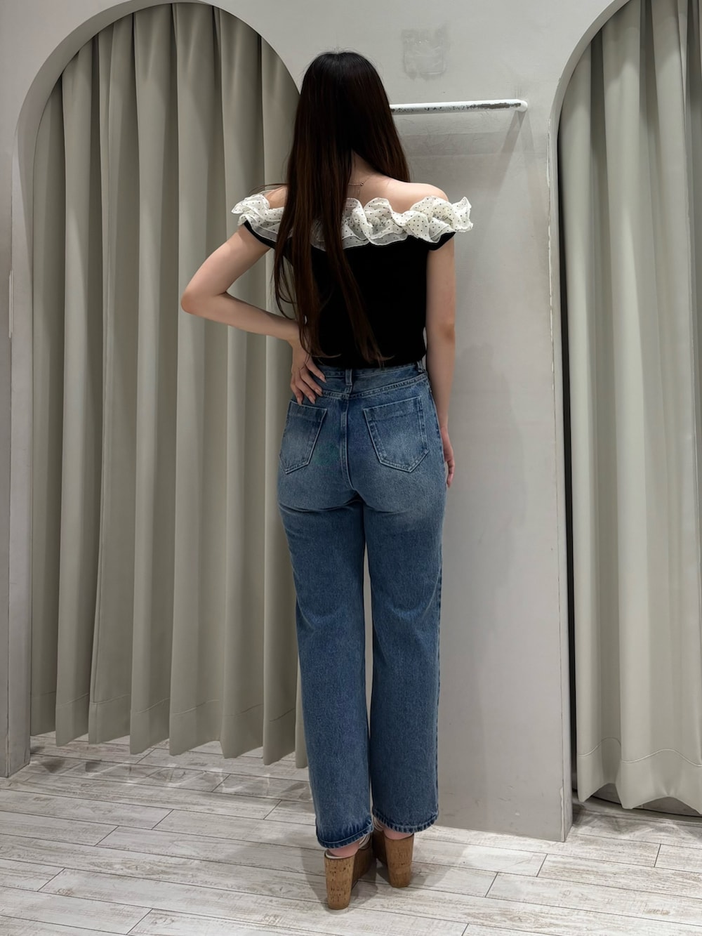 ブルー系のデニムパンツ、その他のニット/セーター、その他のサンダルを着用したレディースの春コーディネートの5枚目の写真