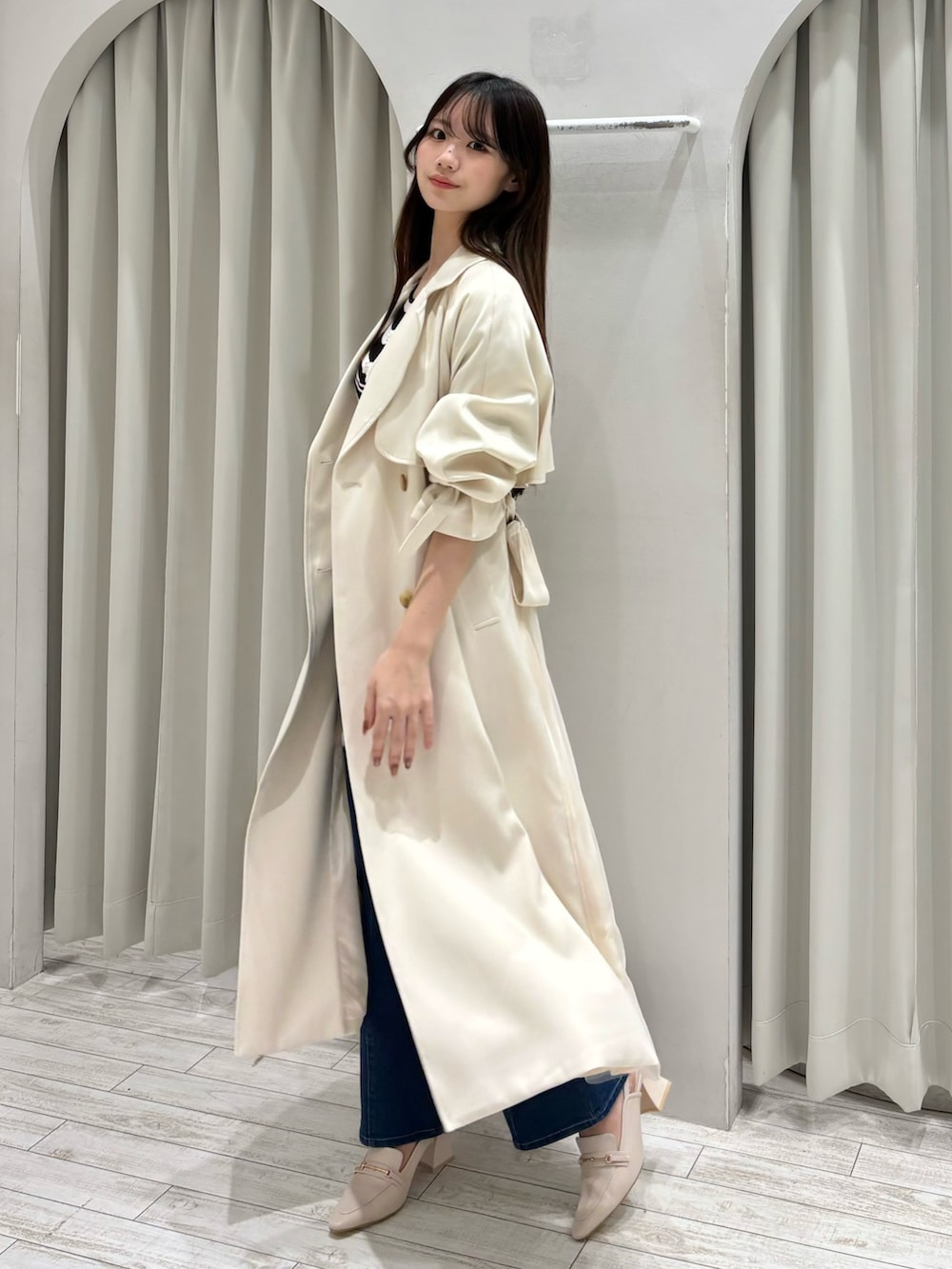 その他のニット/セーター、ホワイト系のトレンチコート、ブルー系のデニムパンツを着用したレディースの冬コーディネートの4枚目の写真