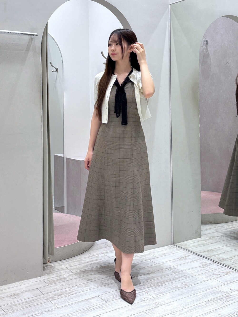 ホワイト系のカーディガン/ボレロ、ブラウン系のワンピース、ブラウン系のパンプスを着用したレディースの夏コーディネートの3枚目の写真