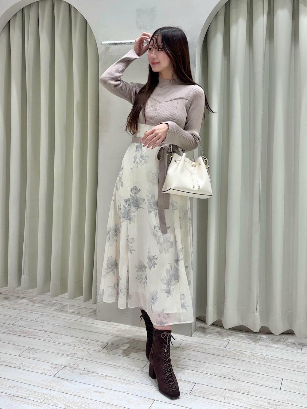 ベージュ系のワンピース、ホワイト系のショルダーバッグ、ホワイト系のチェスターコートを着用したレディースの秋コーディネートの8枚目の写真