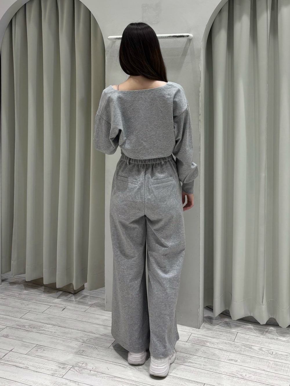 グレー系のTシャツ/カットソー、グレー系のその他パンツを着用したレディースの冬コーディネートの5枚目の写真