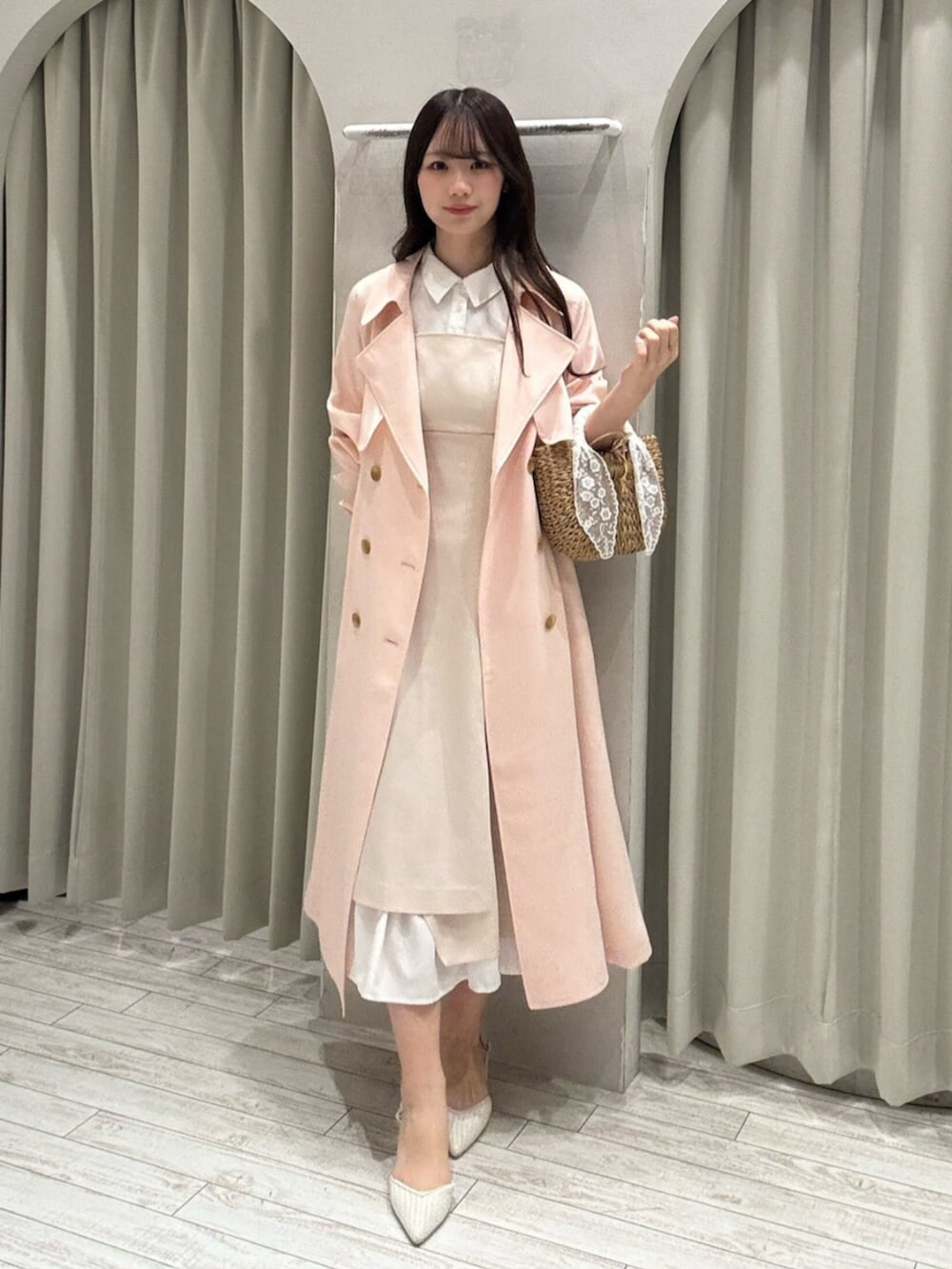 ホワイト系のパンプス、ベージュ系のハンドバッグ、ベージュ系のワンピースを着用したレディースの春コーディネートの2枚目の写真