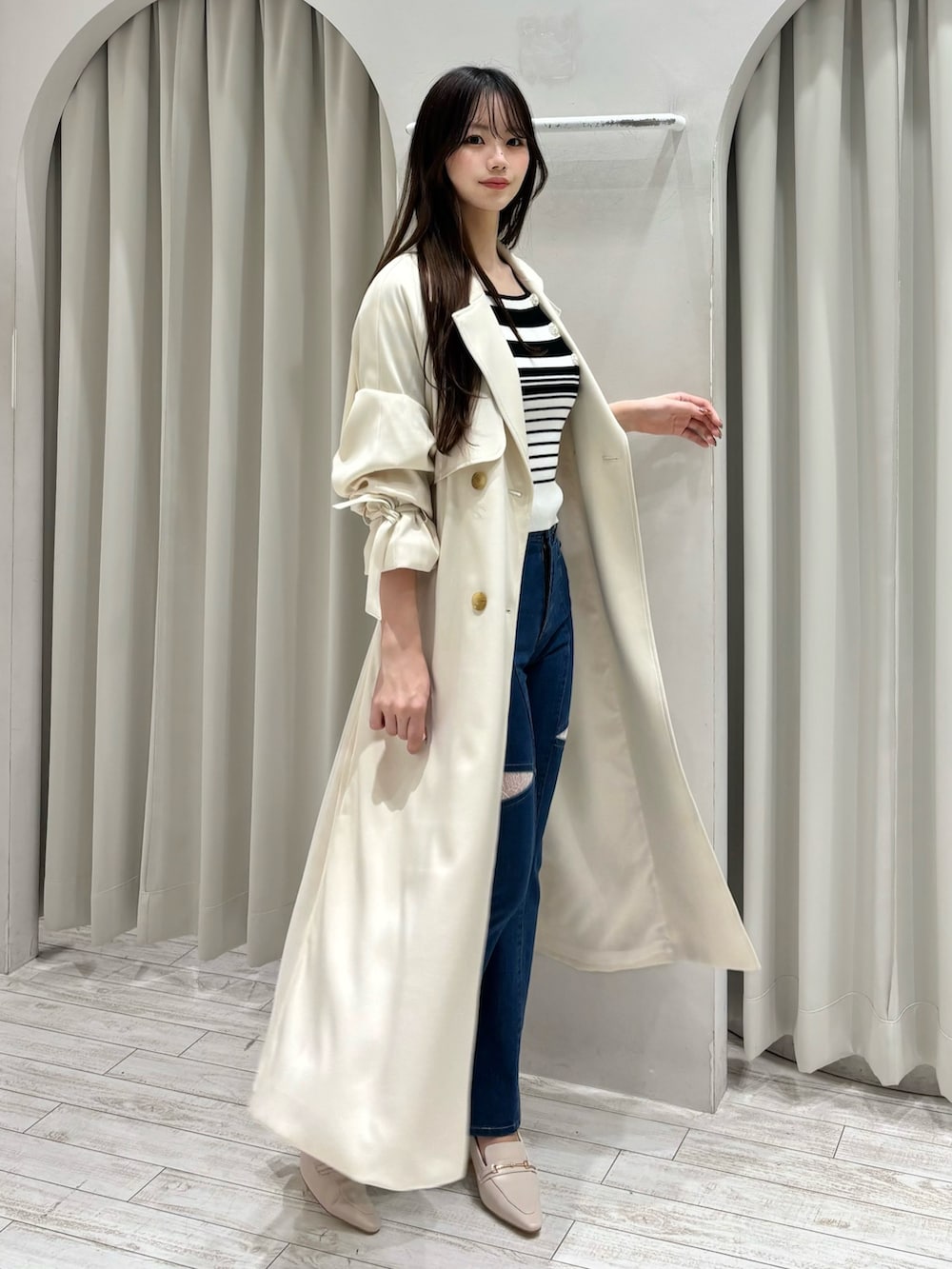 その他のニット/セーター、ホワイト系のトレンチコート、ブルー系のデニムパンツを着用したレディースの冬コーディネートの5枚目の写真