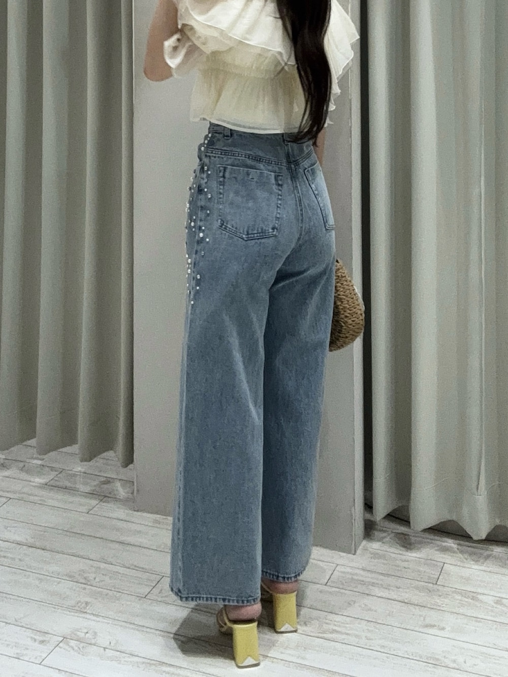 ホワイト系のシャツ/ブラウス、ブルー系のデニムパンツ、ベージュ系のハンドバッグを着用したレディースの夏コーディネートの6枚目の写真
