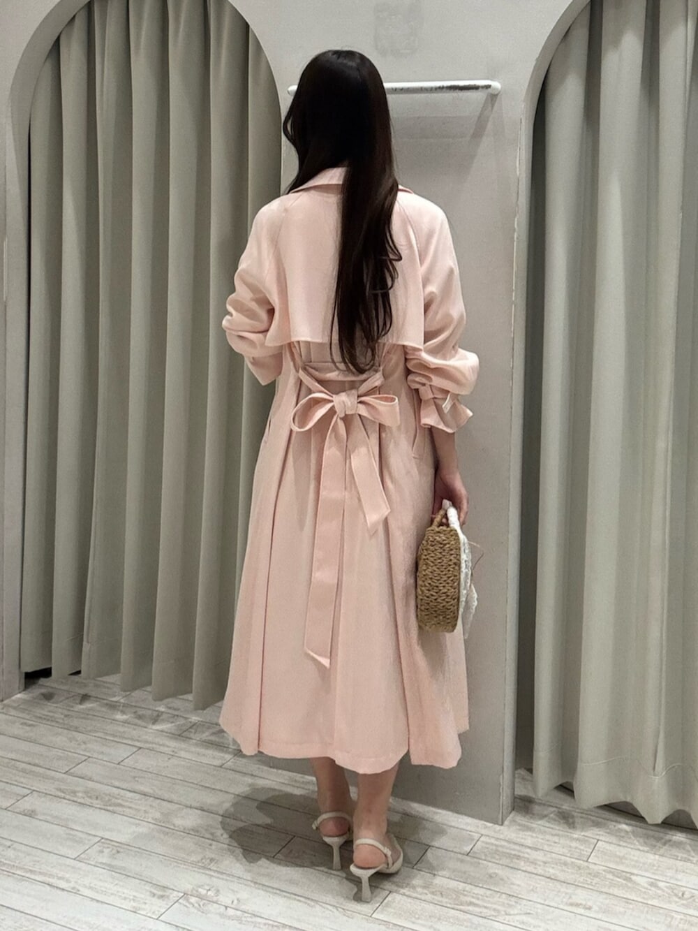 ホワイト系のパンプス、ベージュ系のハンドバッグ、ベージュ系のワンピースを着用したレディースの春コーディネートの5枚目の写真