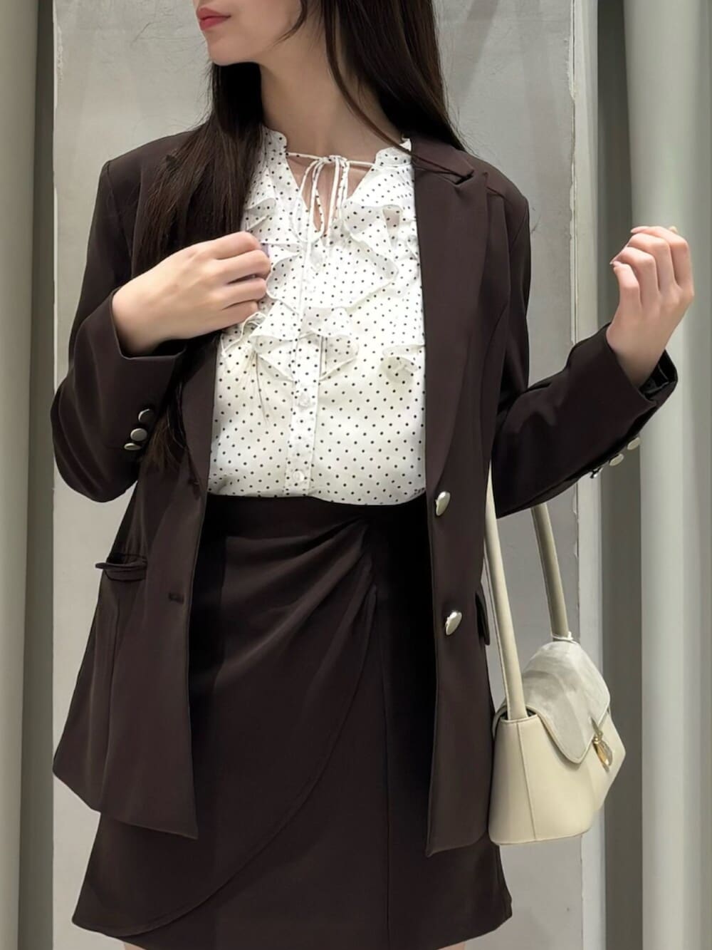 ブラック系のブーツ、その他のシャツ/ブラウス、ブラウン系のスカートを着用したレディースの春コーディネートの7枚目の写真