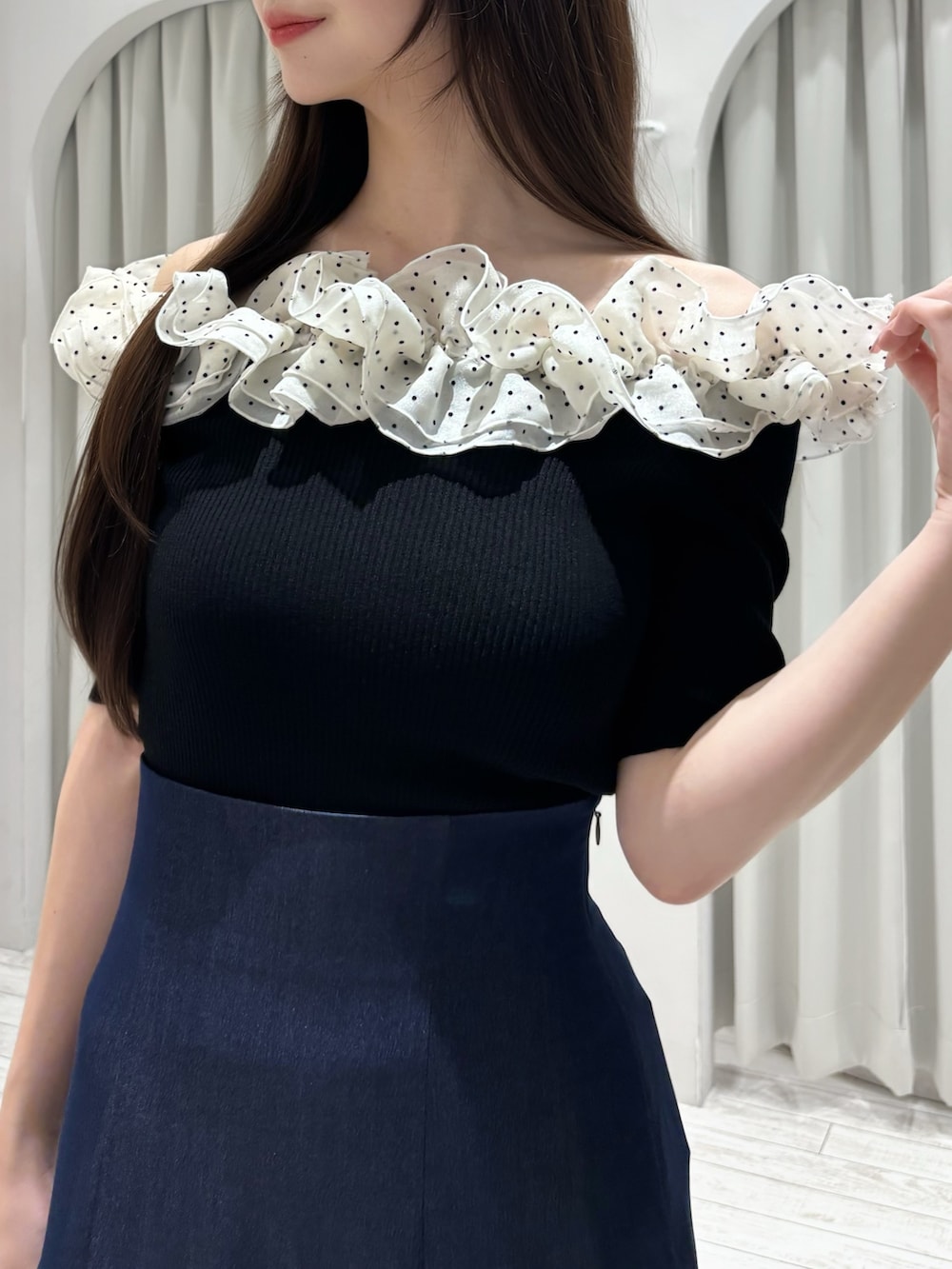 ブルー系のスカート、その他のニット/セーター、ホワイト系のパンプスを着用したレディースの春コーディネートの8枚目の写真