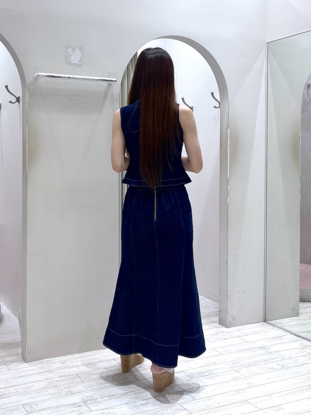 ブルー系のシャツ/ブラウス、ブルー系のスカート、ホワイト系のサンダルを着用したレディースの夏コーディネートの7枚目の写真