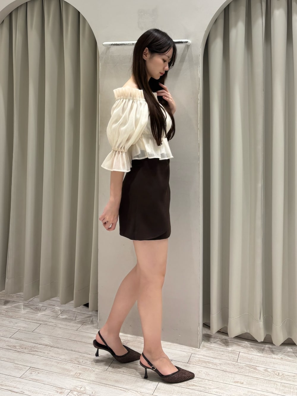 ホワイト系のシャツ/ブラウス、ブラウン系のスカート、ブラウン系のパンプスを着用したレディースの春コーディネートの3枚目の写真