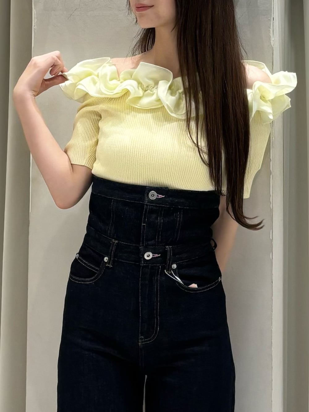 イエロー系のニット/セーター、ブルー系のその他パンツ、ブラウン系のパンプスを着用したレディースの春コーディネートの5枚目の写真
