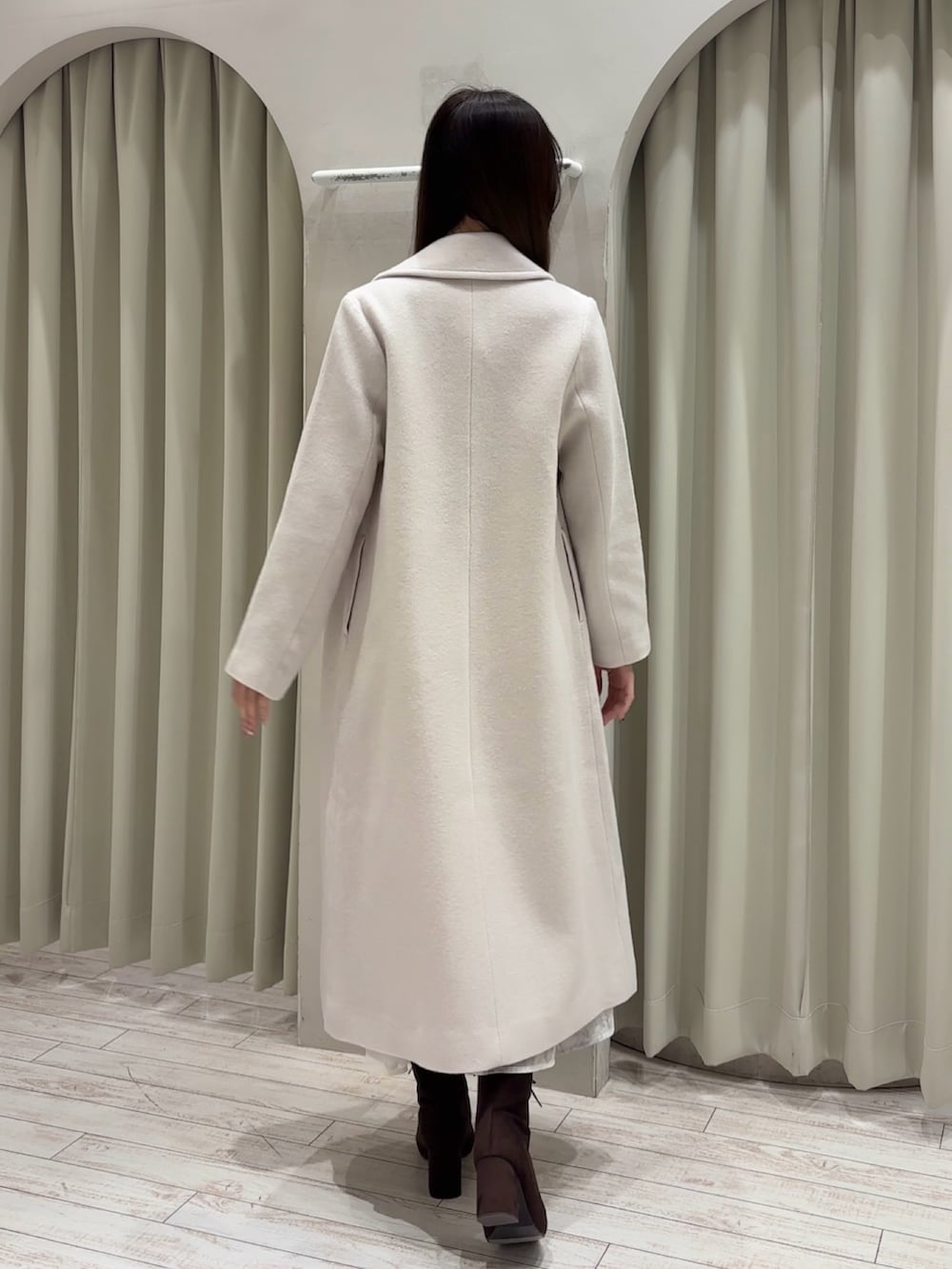 ベージュ系のワンピース、ホワイト系のショルダーバッグ、ホワイト系のチェスターコートを着用したレディースの秋コーディネートの6枚目の写真