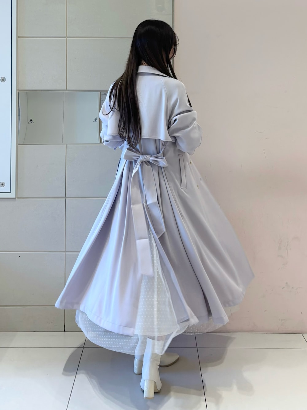 ホワイト系のワンピース、パープル系のトレンチコート、ホワイト系のブーツを着用したレディースの冬コーディネートの4枚目の写真