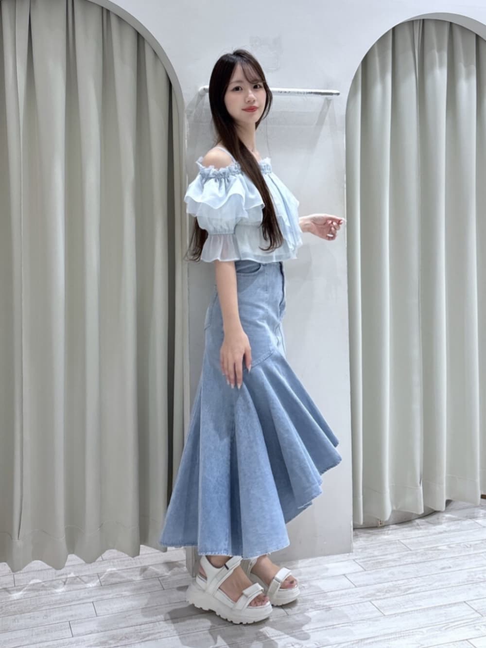 ホワイト系のサンダル、ブルー系のスカート、ブルー系のシャツ/ブラウスを着用したレディースの夏コーディネートの2枚目の写真