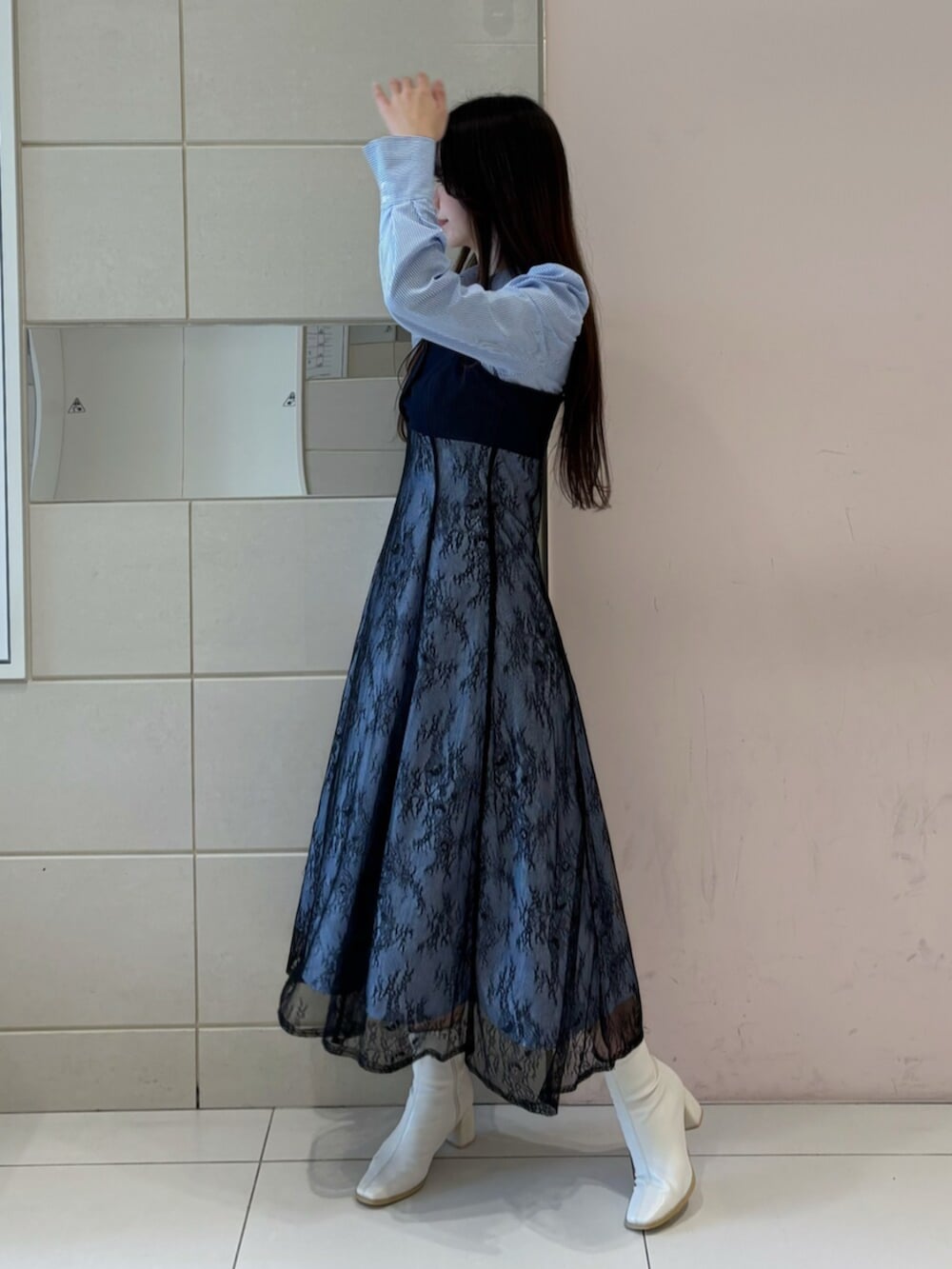 ホワイト系のブーツ、ブルー系のワンピースを着用したレディースの冬コーディネートの4枚目の写真