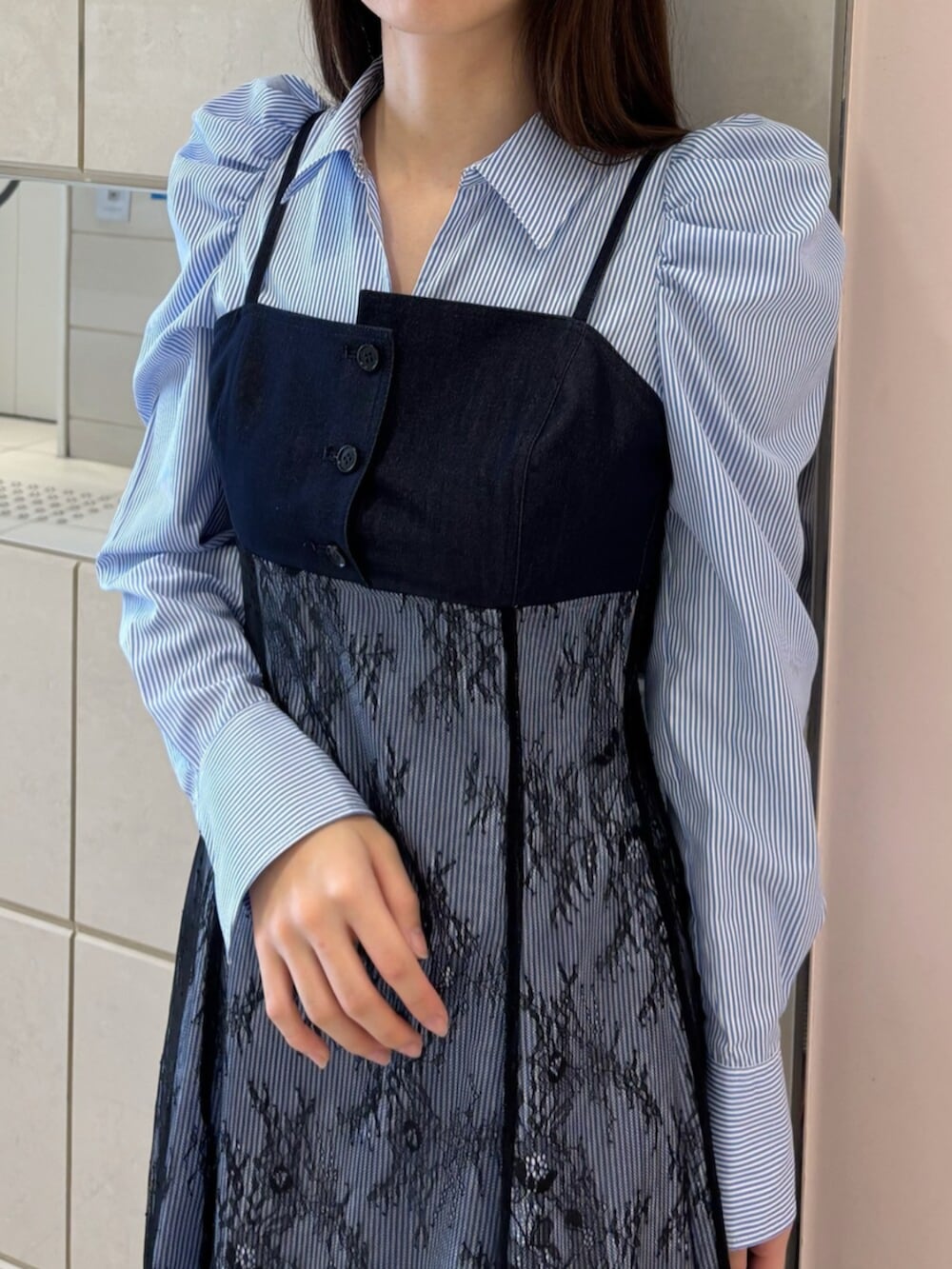 ホワイト系のブーツ、ブルー系のワンピースを着用したレディースの冬コーディネートの8枚目の写真