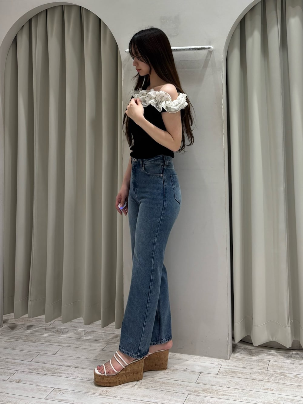 ブルー系のデニムパンツ、その他のニット/セーター、その他のサンダルを着用したレディースの春コーディネートの2枚目の写真