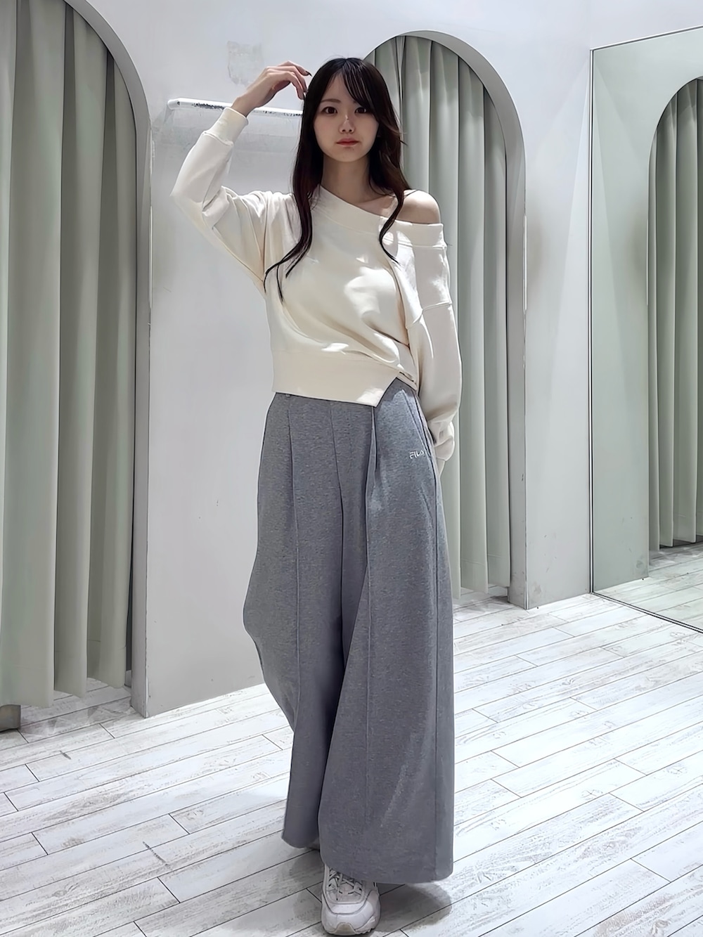 ホワイト系のTシャツ/カットソー、グレー系のその他パンツを着用したレディースの春コーディネートの2枚目の写真