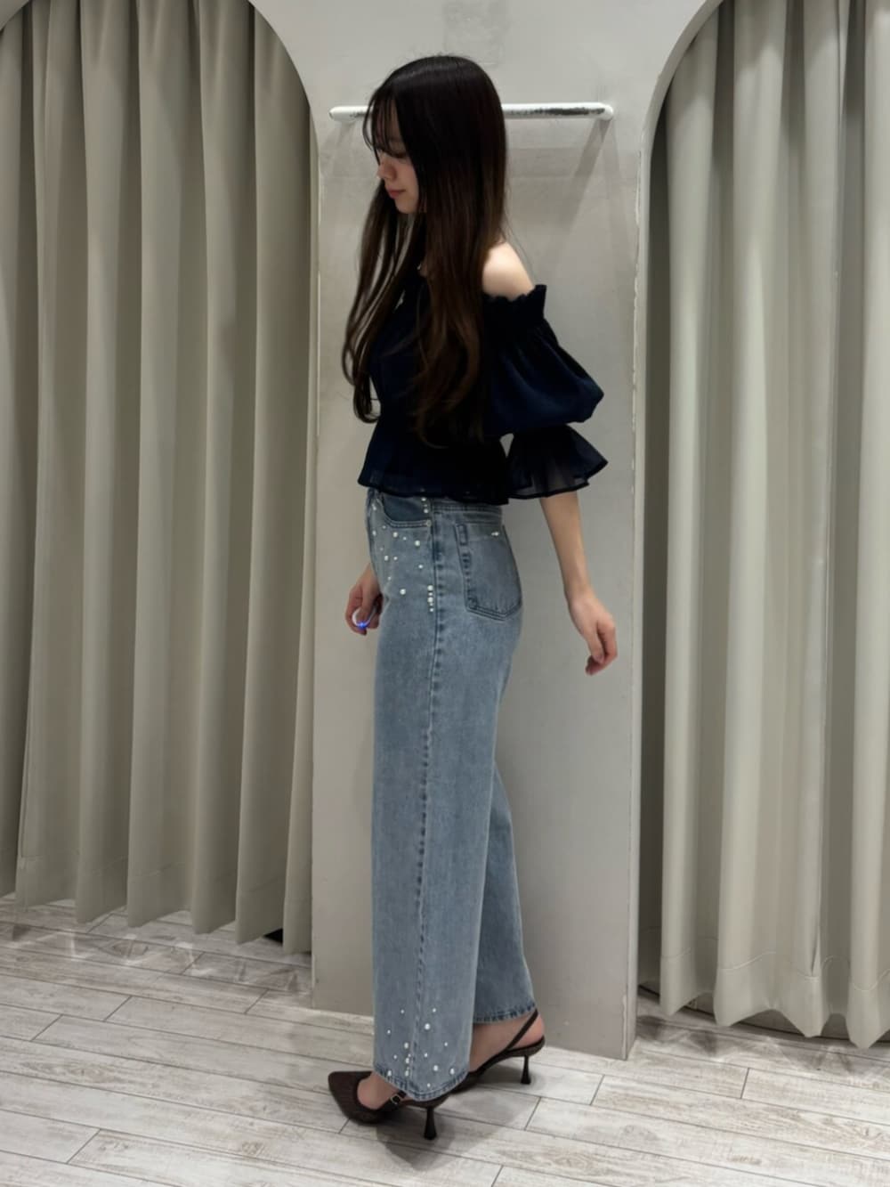 ブルー系のデニムパンツ、ブルー系のシャツ/ブラウス、ブラウン系のパンプスを着用したレディースの春コーディネートの3枚目の写真