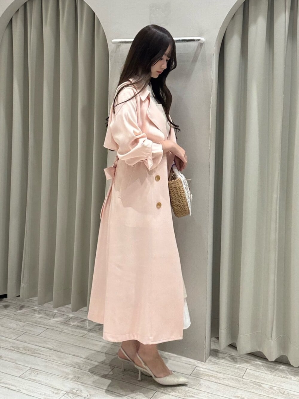 ホワイト系のパンプス、ベージュ系のハンドバッグ、ベージュ系のワンピースを着用したレディースの春コーディネートの3枚目の写真