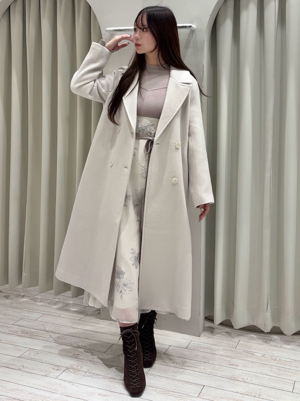 ベージュ系のワンピース、ホワイト系のショルダーバッグ、ホワイト系のチェスターコートを着用したレディースの秋コーディネートの3枚目の写真