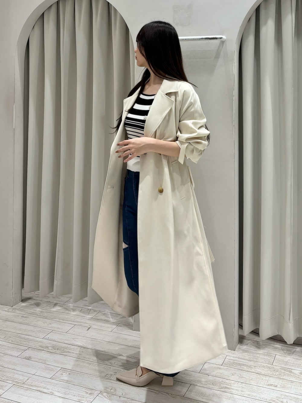 その他のニット/セーター、ホワイト系のトレンチコート、ブルー系のデニムパンツを着用したレディースの冬コーディネートの3枚目の写真