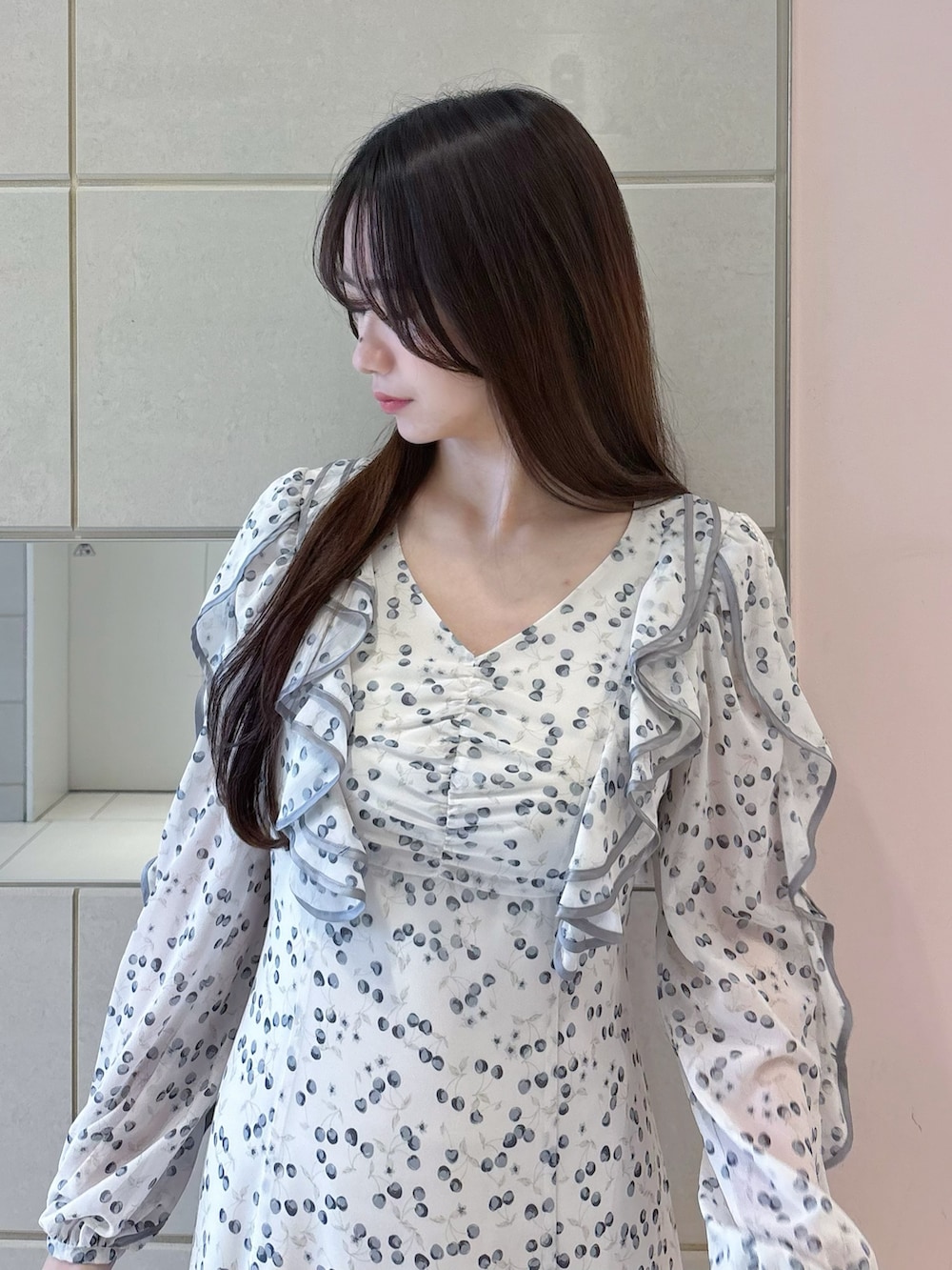 ホワイト系のワンピース、ホワイト系のブーツを着用したレディースの冬コーディネートの6枚目の写真