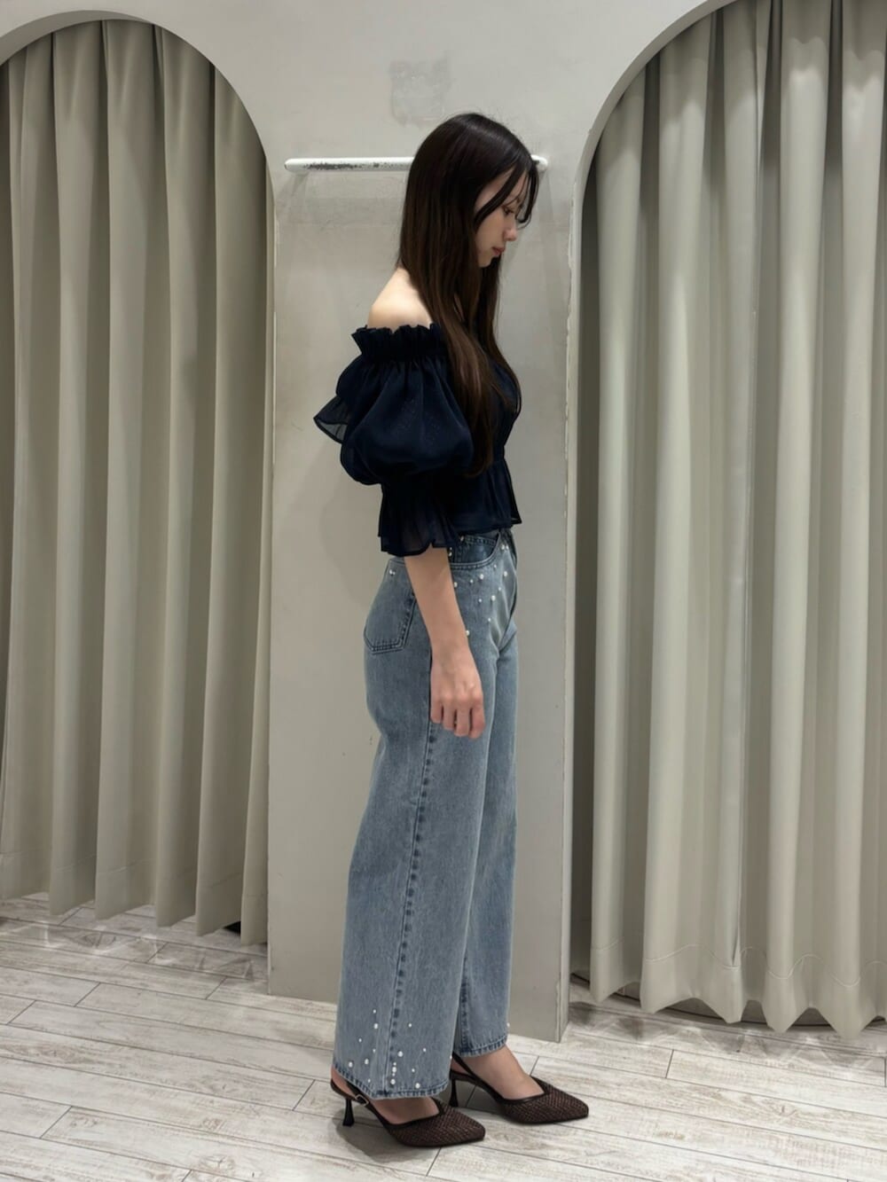 ブルー系のデニムパンツ、ブルー系のシャツ/ブラウス、ブラウン系のパンプスを着用したレディースの春コーディネートの4枚目の写真