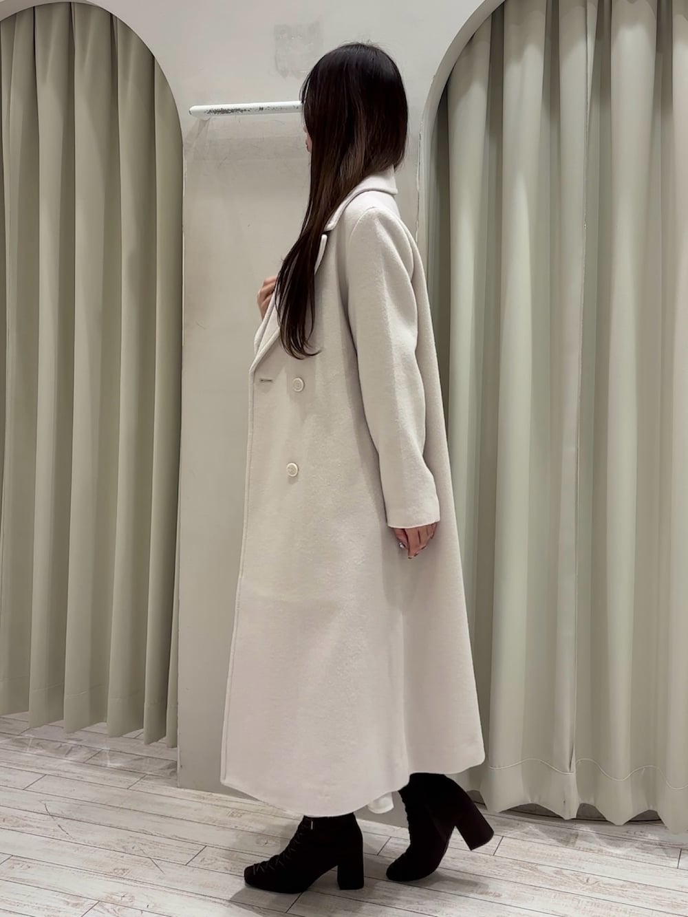 ベージュ系のワンピース、ホワイト系のショルダーバッグ、ホワイト系のチェスターコートを着用したレディースの秋コーディネートの5枚目の写真