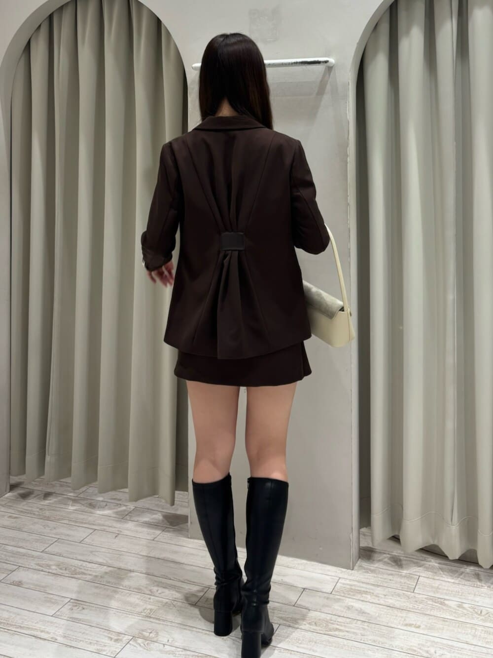 ブラック系のブーツ、その他のシャツ/ブラウス、ブラウン系のスカートを着用したレディースの春コーディネートの6枚目の写真