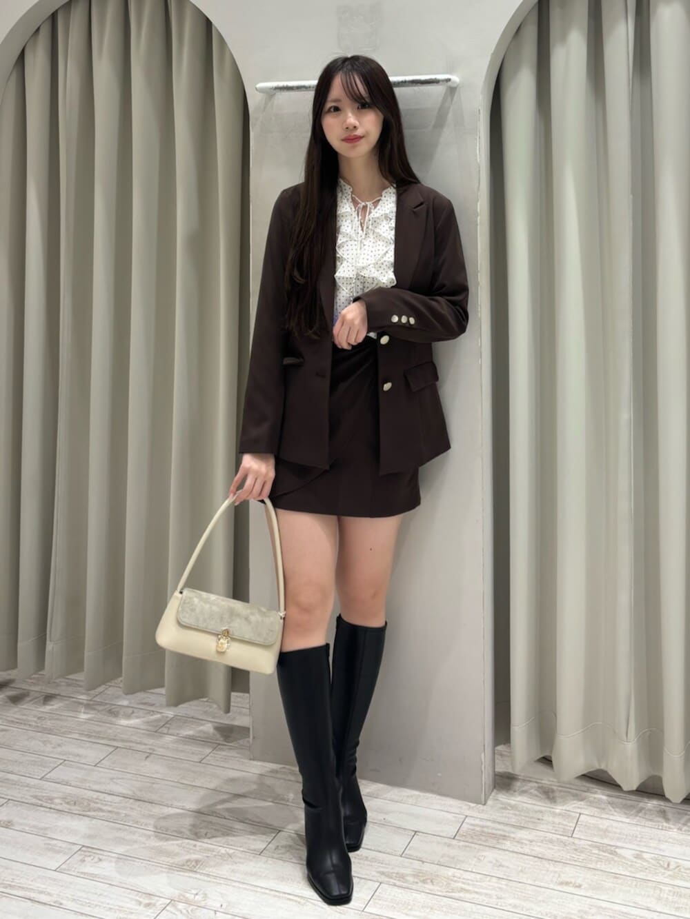ブラック系のブーツ、その他のシャツ/ブラウス、ブラウン系のスカートを着用したレディースの春コーディネートの2枚目の写真