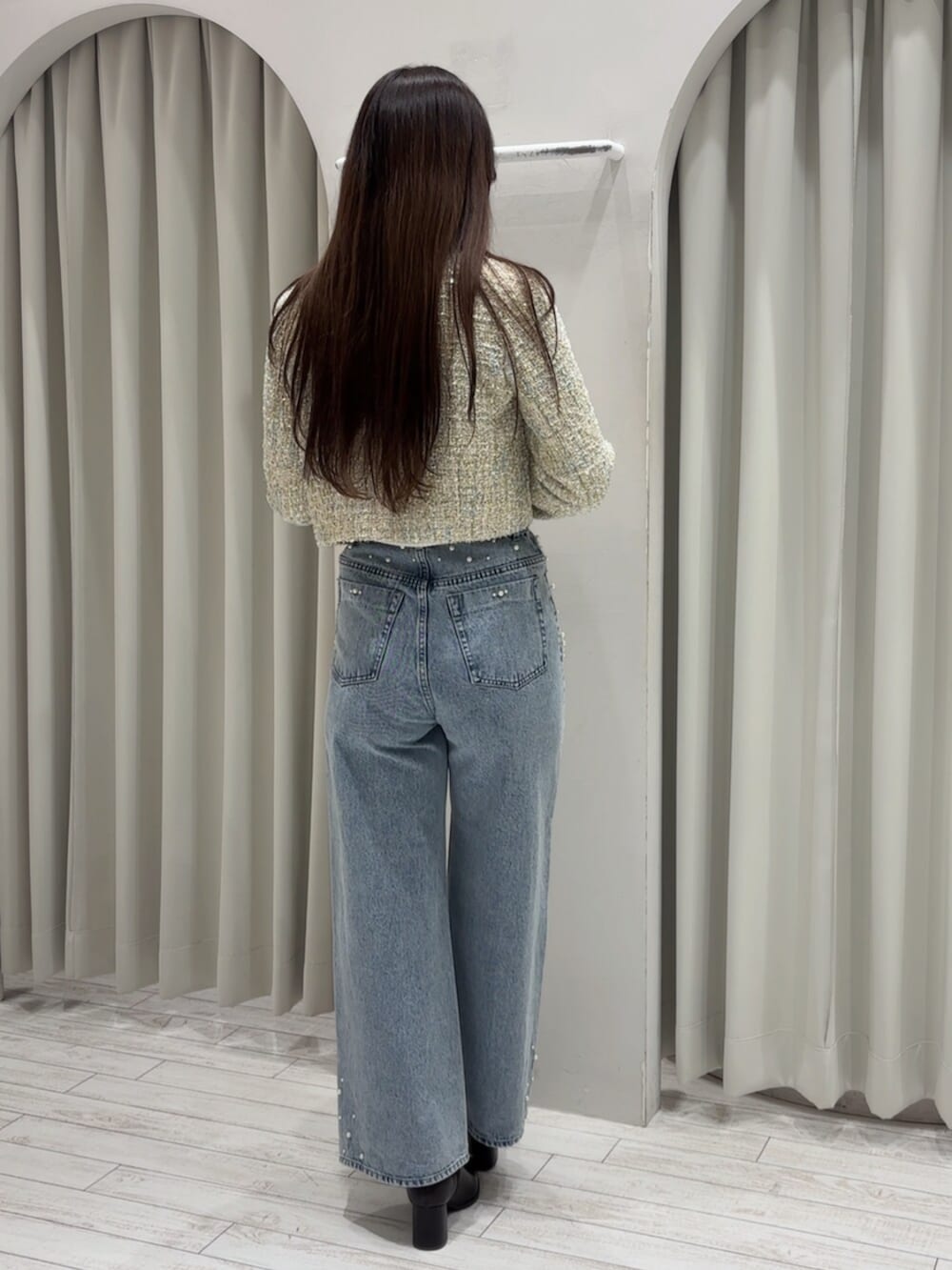 ブラウン系のブーツ、ホワイト系のニット/セーター、グリーン系のテーラードジャケットを着用したレディースの冬コーディネートの6枚目の写真