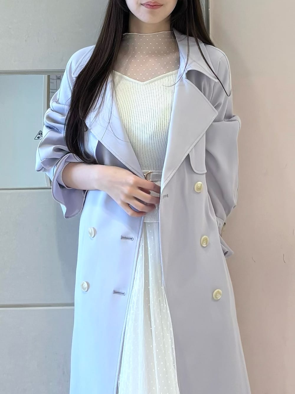 ホワイト系のワンピース、パープル系のトレンチコート、ホワイト系のブーツを着用したレディースの冬コーディネートの6枚目の写真